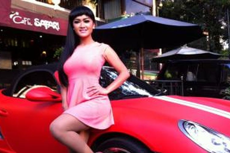 Julia Perez atau Jupe berpose di depan supercar Porsche Boxter miliknya di Jakarta, Minggu (4/5/2014).