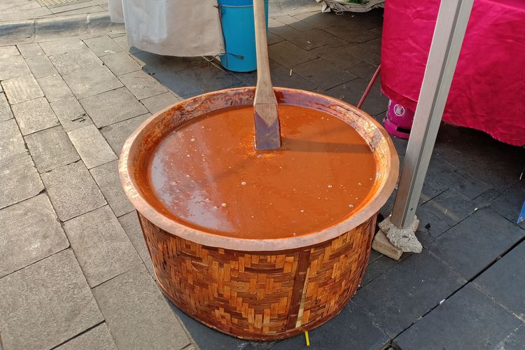 Wadah lebar untuk membuat dodol Betawi langsung di tempat penjualannya. Kota Tua, Jakarta Barat.