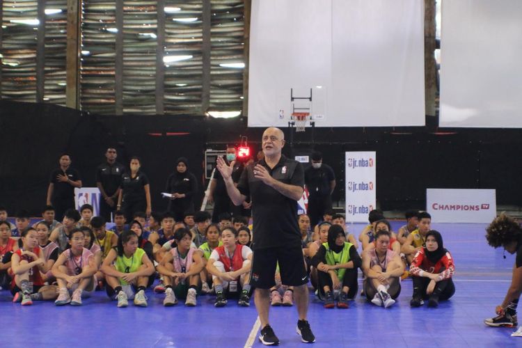 Associate Vice President Basketball Operations NBA Asia, Carlos Barroca, melatih dan memberikan motivasi kepada para pemain muda dari seluruh Indonesia dalam kegiatan Jr NBA Camp 2022 pada 14 Mei 2022 di Cilandak Sports Center, Jakarta.