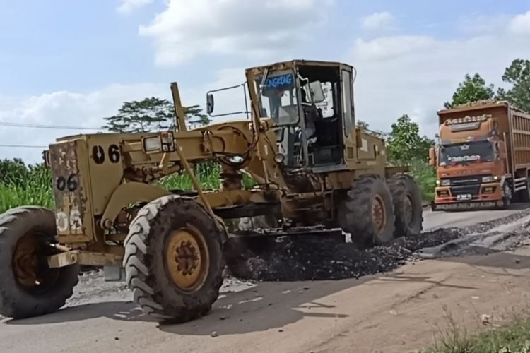 Perbaikan jalan di jalan lintas Rumbia, Kabupaten Lampung Tengah, Selasa (2/5/2023).