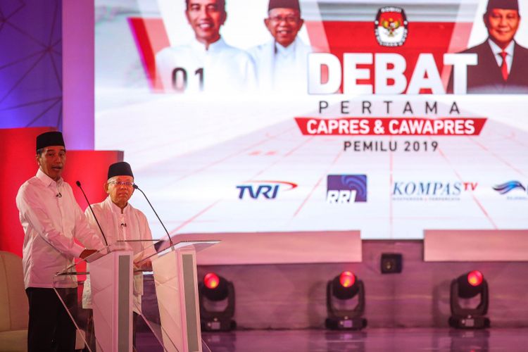 Pasangan calon presiden dan wakil presiden nomor urut 1, Joko Widodo dan Maruf Amin memberikan penjelasan saat debat pilpres pertama di Hotel Bidakara, Jakarta Selatan, Kamis (17/1/2019). Tema debat pilpres pertama yaitu mengangkat isu Hukum, HAM, Korupsi, dan Terorisme.