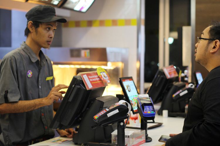 Ilustrasi konsumen memesan makanan di McDonald's Indonesia. 