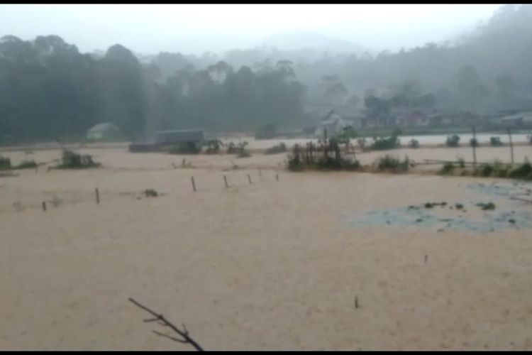 Banjir bandang menerjang sejumlah wilayah di dua kecamatan di Kabupaten Lebak, Jumat (6/12/2019.