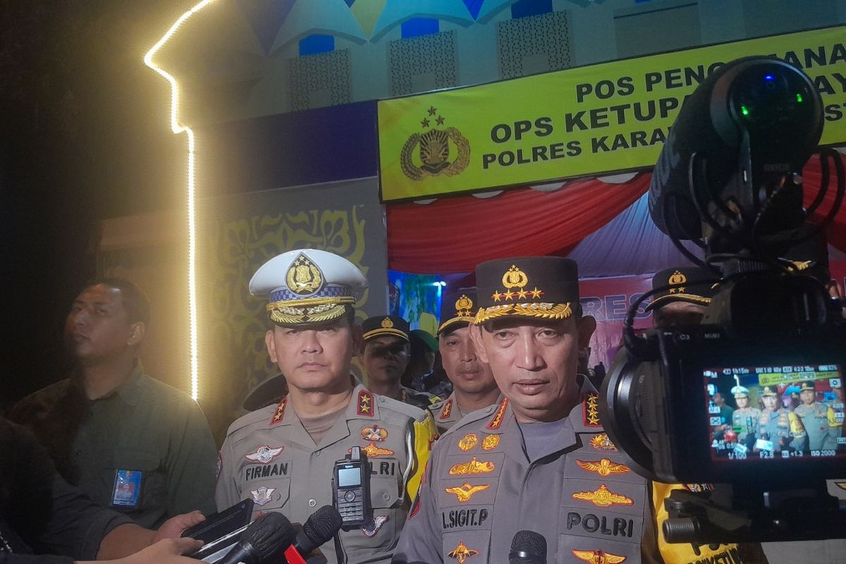 Kapolri Jendral Listyo Sigit Prabowo di Rest Area Km 62 tol Jakarta - Cikampek, Selasa (25/4/2023) malam.