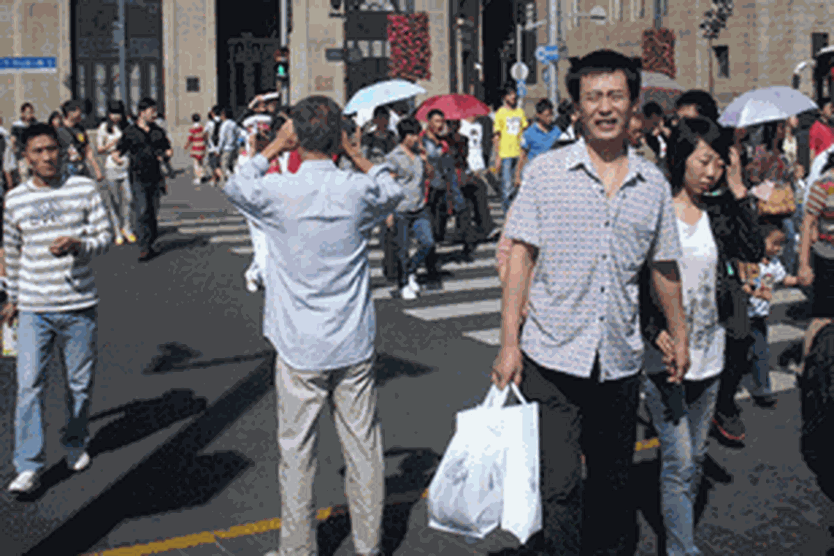 Warga di Kota Shanghai, China, Rabu (26/9/2012).