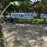 Warga Gadingan Indramayu Tanam Pohon Pisang di Jalan Rusak: Wisata 