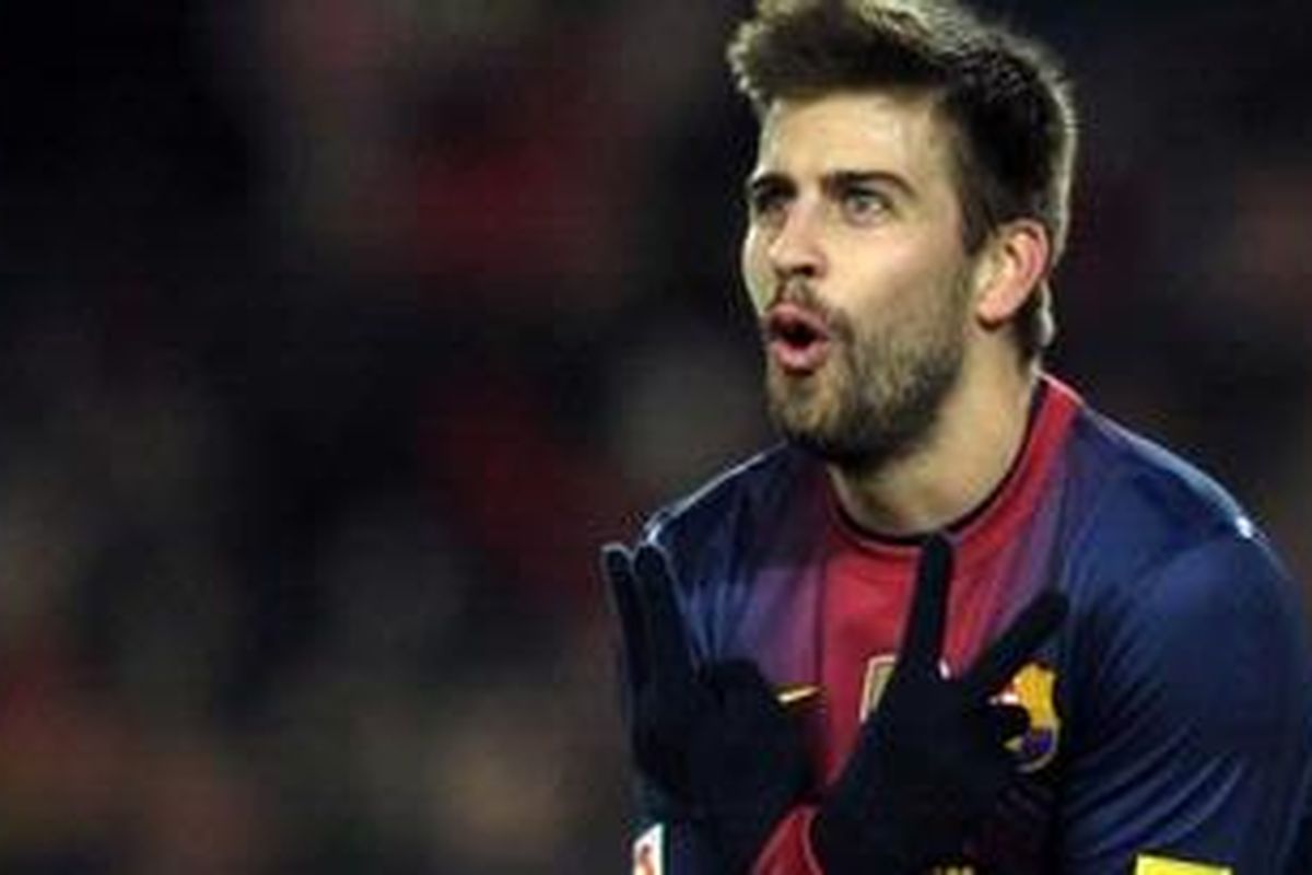 Gaya selebrasi bek Barcelona Gerard Pique usai membobol gawang Athletic Bilbao di Camp Nou, Sabtu atau Minggu (2/12/2012) dini hari WIB.