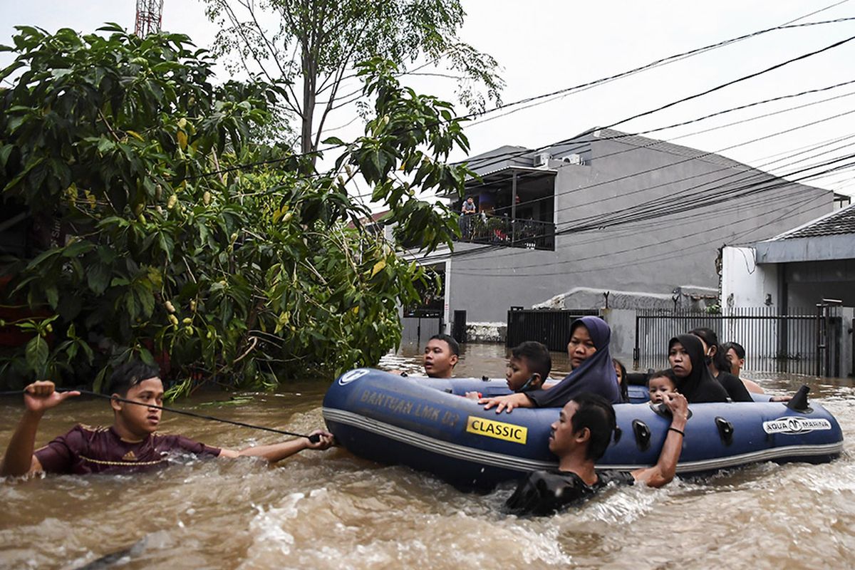 A volunteer evacuates residents affected by the flood in Petogogan, South Jakarta, on Saturday, February 20. 