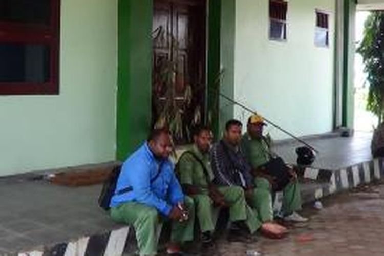 Salah satu pintu ruangan kantor wilayah Kementrian Agama Papua Barat, yang disegel oleh para pegawainya, akibat tidak puas terhadap pergantian Kepala Kanwil Papua Barat, yang dinilai dilakukan secara sepihak.
