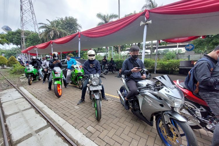 Para pebalap atau perwakilan saat sedang mendaftarkan diri untuk mengikuti street race di Ancol, Jakarta Utara, Minggu (16/1/2022).