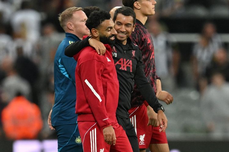 Asisten pelatih Liverpool, Giovanni van Bronckhorst, berbicara kepada penyerang The Reds, Mohamed Salah, pada laga lanjutan Premier League 2025-2026. Terkini, Van Bronckhorst dirumorkan jadi salah satu calon kandidat pelatih Timnas Indonesia.