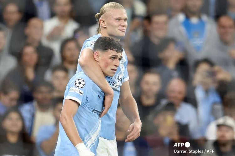 Penyerang Manchester City Erling Haaland (belakang) merayakan golnya bersama Phil Foden pada laga Liga Champions antara Manchester City dan Napoli di Stadion Etihad di Manchester, barat laut Inggris, pada tanggal 18 September 2025.