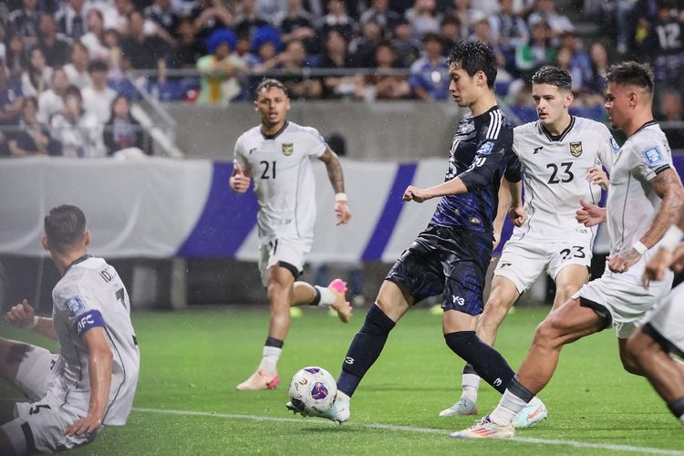 Daichi Kamada kala mencetak gol dalam laga Grup C putaran ketiga Kualifikasi Piala Dunia 2026 zona Asia antara Jepang vs Indonesia di Suita City Football Stadium, Osaka, pada Selasa (10/6/2025).