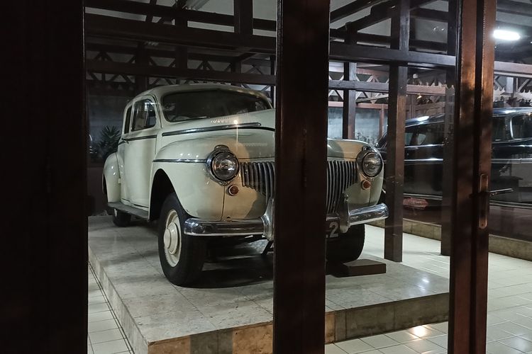 Mobil milik Wakil Presiden Republik Indonesia pertama, Moh. Hatta, yang terparkir di Gedung Joang 45, Jakarta Pusat.