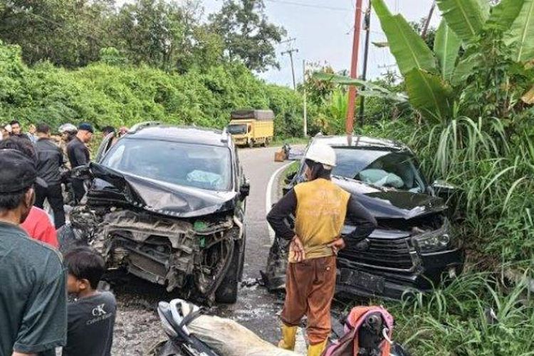 Kondisi mobil rombongan istri PJ Wali Kota Padangsidimpuan Masroni Ritonga (kanan) dan mobil personel Polres Mandailing Natal (kiri) usai adu banteng , Minggu (31/3/2024). 

