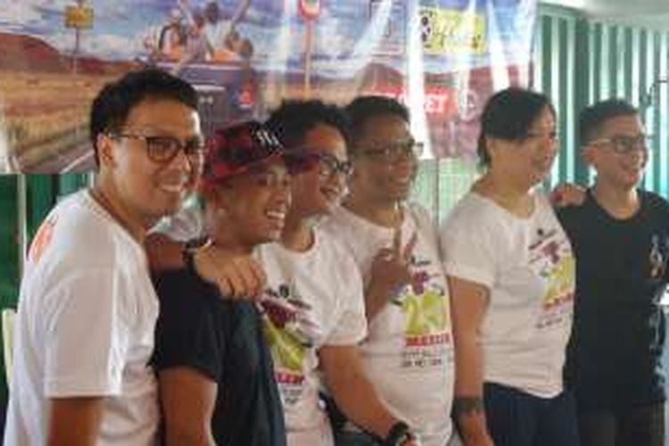 Grup vokal Project Pop saat menghadiri jumpa pers menjelang konser showcase Anniversary 20th grup tersebut, di Sebastian Coffe, Jalan Veteran, Bintaro, Jakarta Selatan, Senin (9/5/2016).