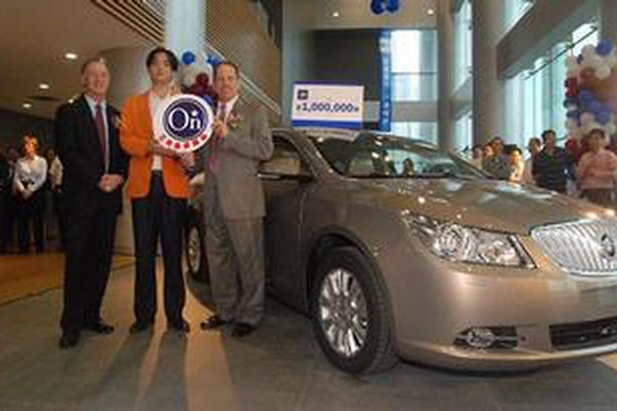 Pembeli produk GM kesatu juta tahun ini, Lu Weiwei dari Shanghai menerima hadiah langsung dari Kevin Wale dan Jon Hyde dari OnStart.