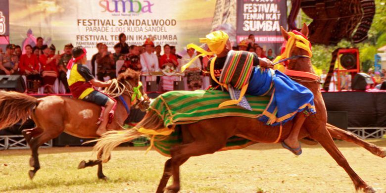 Selama sepekan penuh, 4-13 Juli 2017 Pemerintah Nusa Tenggara Timur menggelar Parade 1001 Kuda Sandelwood di empat kabupaten di Pulau Sumba.