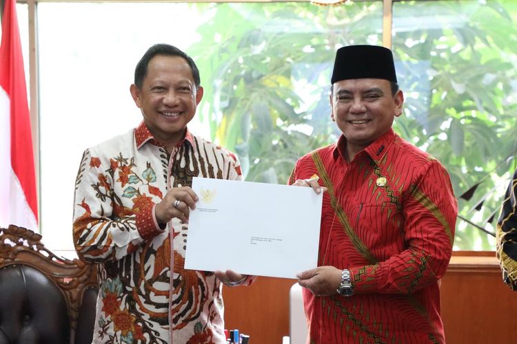 Menteri Dalam Negeri (Mendagri) Tito Karnavian menyerahkan surat keputusan yang memperpanjang masa jabatan Penjabat (Pj) Gubernur Sulawesi Tenggara (Sultra) Andap Budhi Revianto.