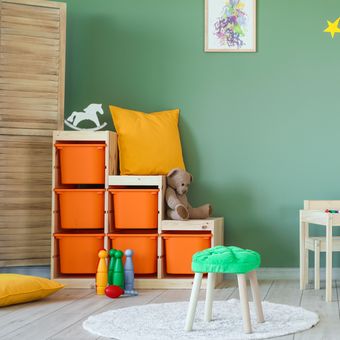 Ilustrasi rak penyimpanan mainan di ruang bermain anak.