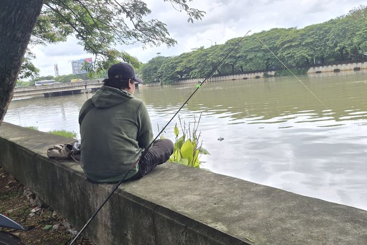 Mancing Ikan di Kali Jakarta yang Tercemar Limbah: Hobi yang Berisiko bagi  Lingkungan