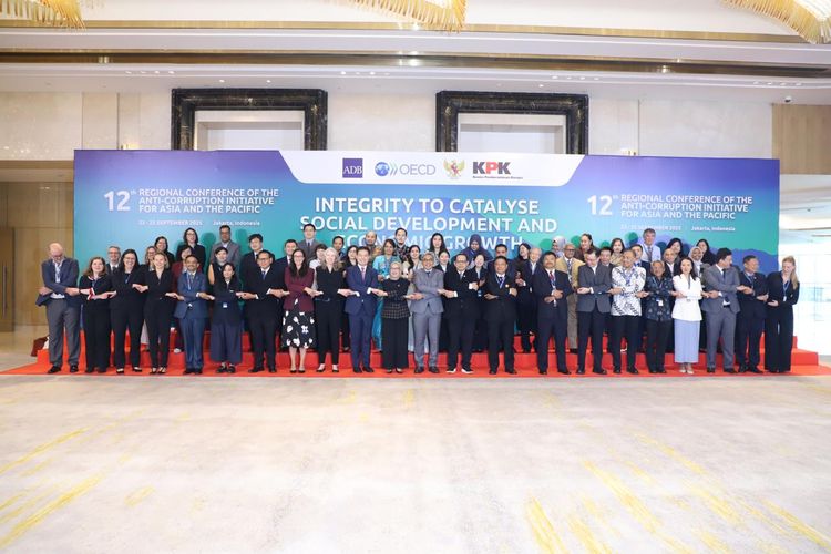 Menteri Pendayagunaan Aparatur Negara dan Reformasi Birokrasi (PANRB) Rini Widyantini dalam acara 12th Regional Conference of The Anti-Corruption Initiative for Asia and The Pacific di Jakarta, Selasa (23/9/2025).