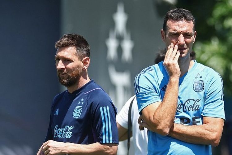 Penyerang Argentina, Lionel Messi, berjalan melewati sang pelatih, Lionel Scaloni, dalam sesi latihan jelang Kualifikasi Piala Dunia 2026 melawan Brasil pada 20 November 2023.