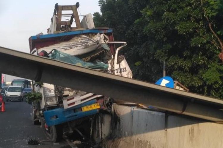Truk tronton merk Hino pengangkut beton mengalami kecelakaan di Jalan Tol Jakarta Tangerang KM 03.700 B kawasan Kebon Jeruk, Jakarta Barat, pada Jumat (9/12/2022) pagi.