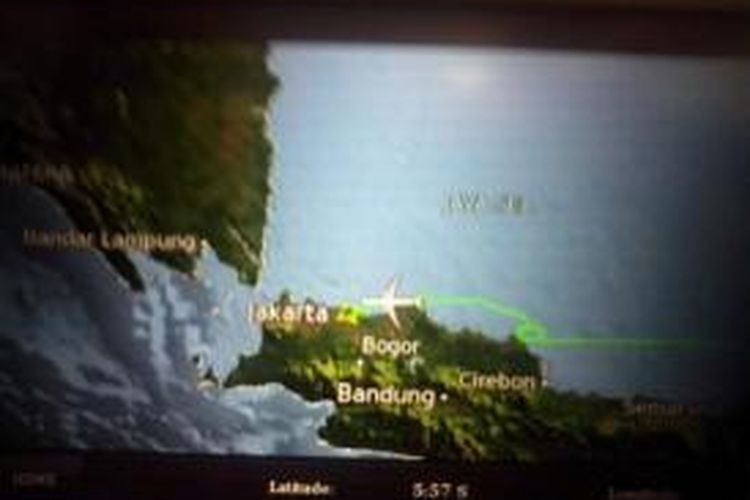 Foto layar info penerbangan Garuda GA 713 dari Sydney yang hendak mendarat ke Bandara Soekarno Hatta, Jumat (25/10/2013) petang. Tampak pesawat harus berputar ke atas Indramayu dan Karawang terlebih dahulu.