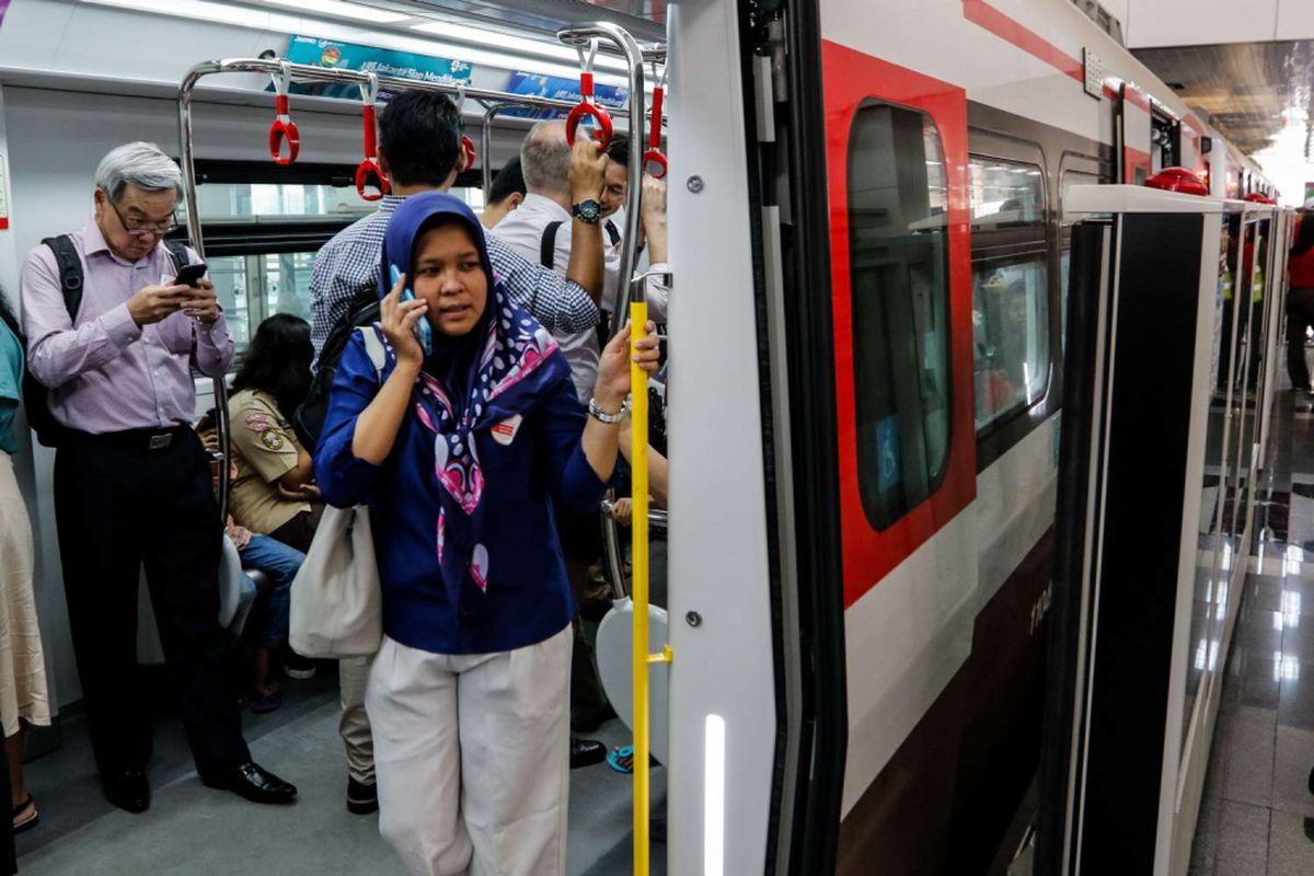 Warga menjajal Light Rail Transit (LRT) Jakarta saat uji coba di Stasiun Velodrome, Jakarta, Rabu (12/9/2018). LRT rute Velodrome hingga Kelapa Gading tersebut sedang dilakukan uji coba terbatas tahap I yang berlangsung hingga 14 September 2018.