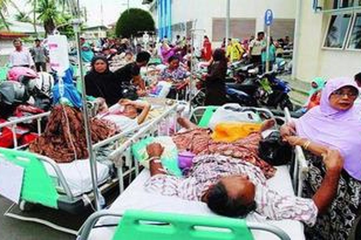 Gempa berkekuatan 8,8 skala Richter yang melanda pesisir barat Provinsi Aceh, Rabu (11/4) sore, membuat pasien-pasien rumah sakit di Banda Aceh dibawa keluar ruangan untuk mengantisipasi adanya tsunami. Peringatan tsunami sempat dikeluarkan menyusul gempa tersebut. Kepanikan sempat muncul di antara warga Aceh, terutama akibat trauma yang ditinggalkan gempa dan tsunami yang melanda provinsi tersebut pada 2004.