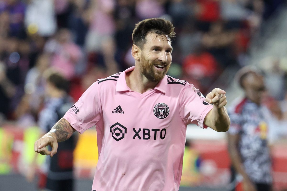 Penyerang Inter Miami, Lionel Messi, melakukan selebrasi setelah mencetak gol ke gawang New York Red Bulls dalam ajang MLS di Red Bull Arena, Minggu (27/8/2023) pagi WIB. Ini merupakan gol Messi dalam debutnya di MLS.