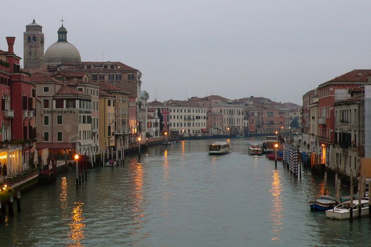 Sungai Arno di Florence, Italia