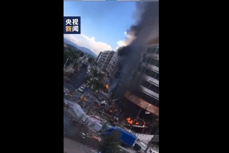 Tangkapan layar dari video amatir detik-detik meledaknya hotel di Zhuhai, China, pada Jumat (11/9/2020).