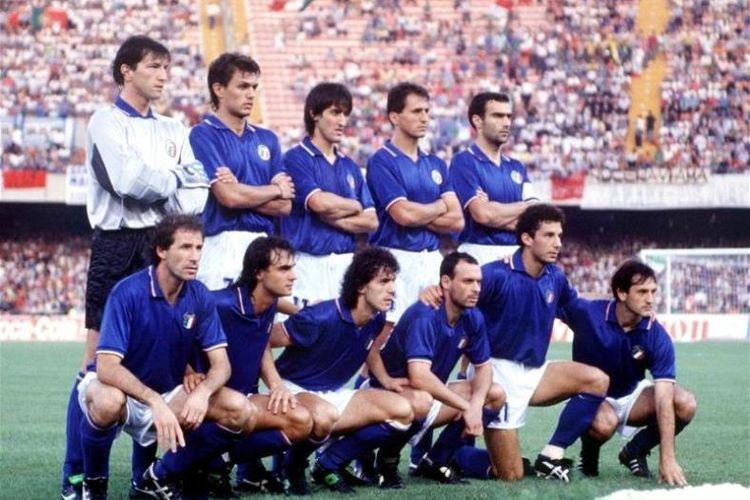 Gianluca Vialli (jongkok kedua dari kanan) bersama tima Itala di Piala Dunia 1990. Metreka disingkirkan  Argentina bersama Maradona di semi-final.