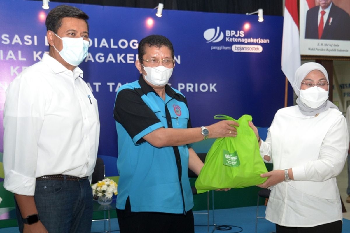 Direktur Utama BPJamsostek Anggoro Eko Cahyo dan Menteri Ketenagakerjaan (Menaker) Ida Fauziyah memberikan bantuan paket sembako kepada para TKBM di Pelabuhan Tanjung Priok, Senin (10/5/2021).