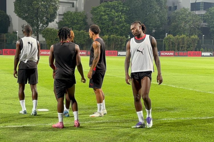 Rafael Leao kala berlatih dalam sesi latihan AC Milan di Bishan Stadium Singapura, Selasa (22/7/2025). 