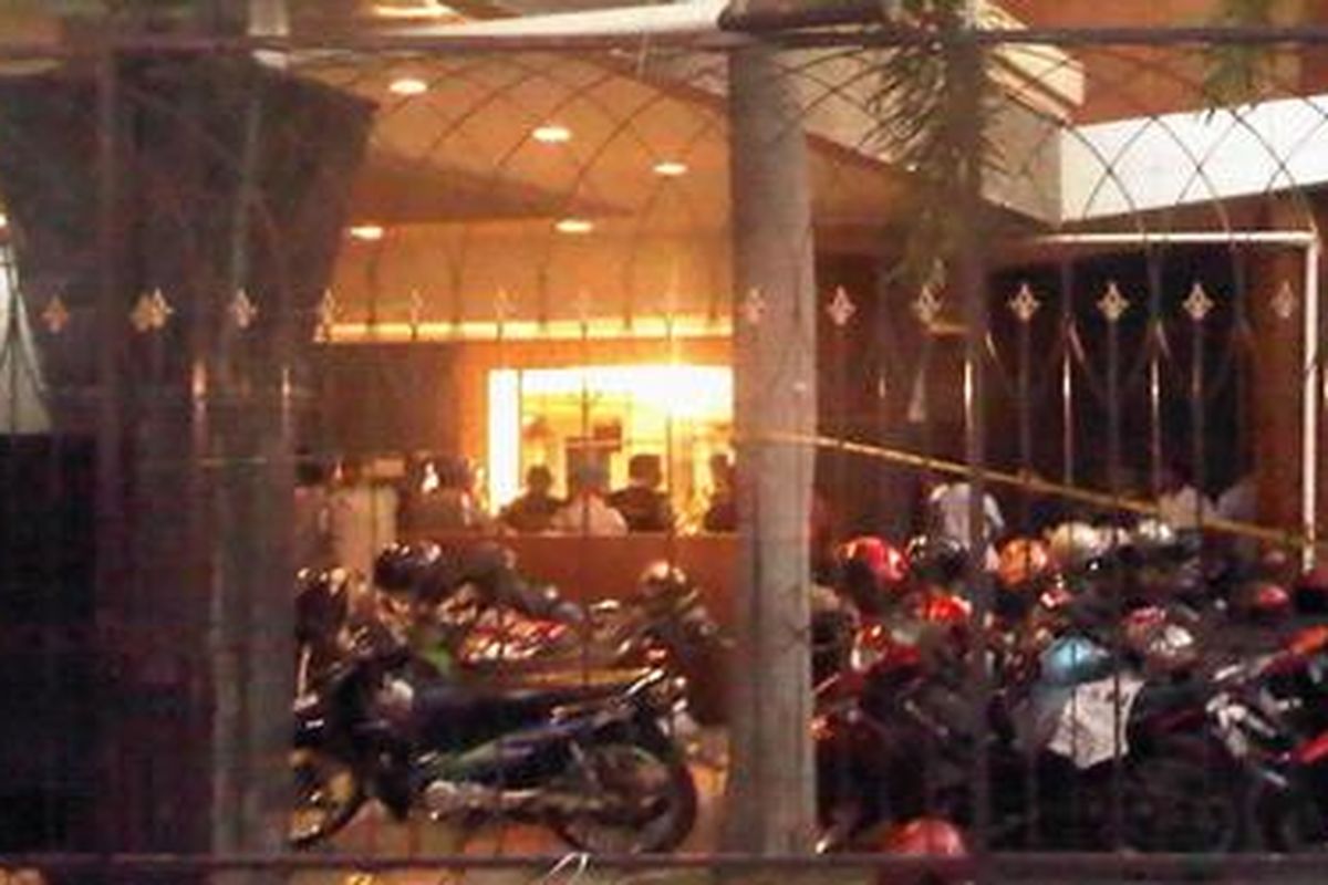 Hingga Minggu (25/9/2011) petang ini, polisi masih melakukan olah tempat kejadian perkara di Gereja Bethel Injil Sepenuh Solo.