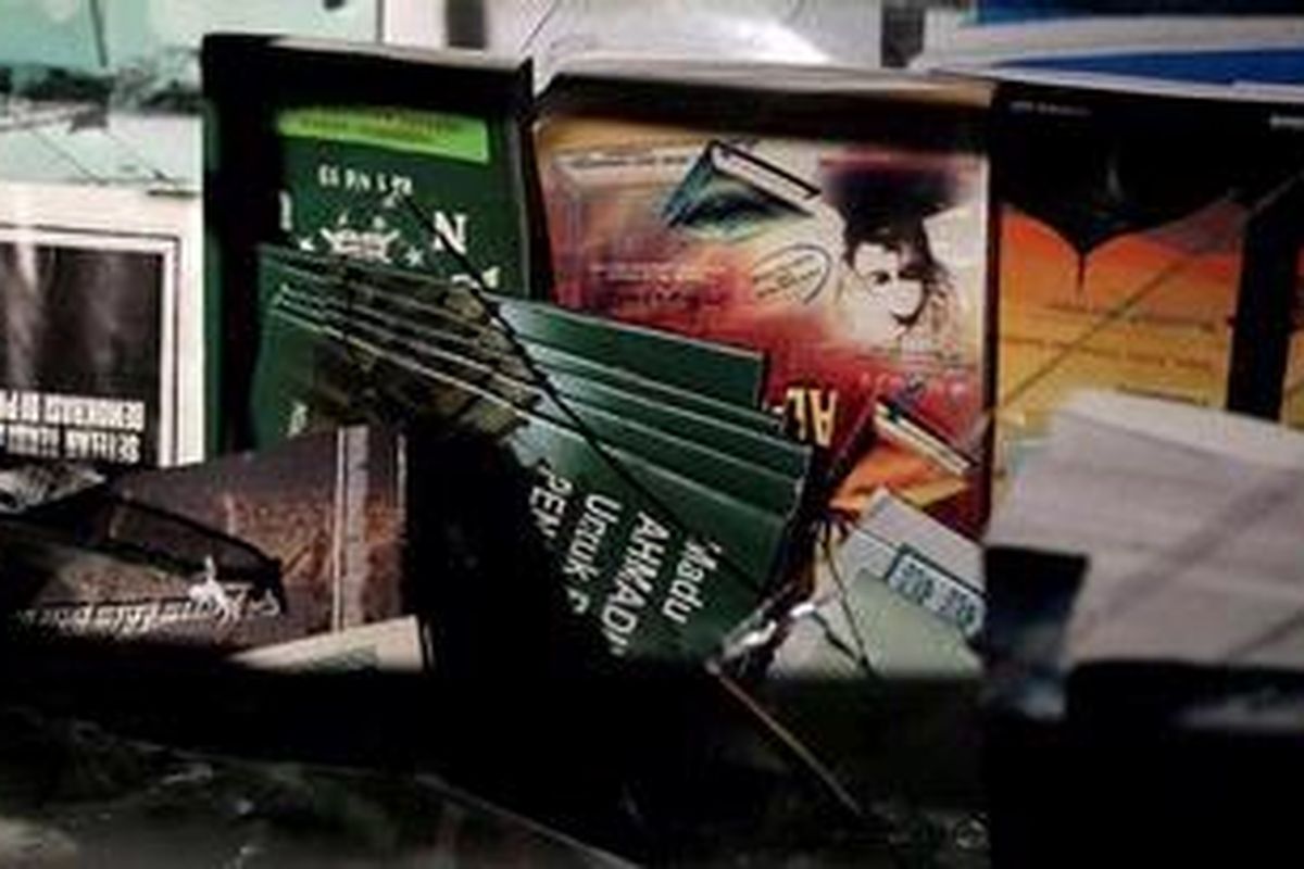 Ilustrasi: Buku berserakan di masjid yang dibakar massa di Ciampea Udik RW 5, Kecamatan Ciampea, Kabupaten Bogor, Jawa Barat, Sabtu (2/10/2010). Massa menyerang desa yang dihuni sekitar 500 jemaah Ahmadiyah, menghancukan belasan rumah dan membakar dua rumah dan satu masjid. 