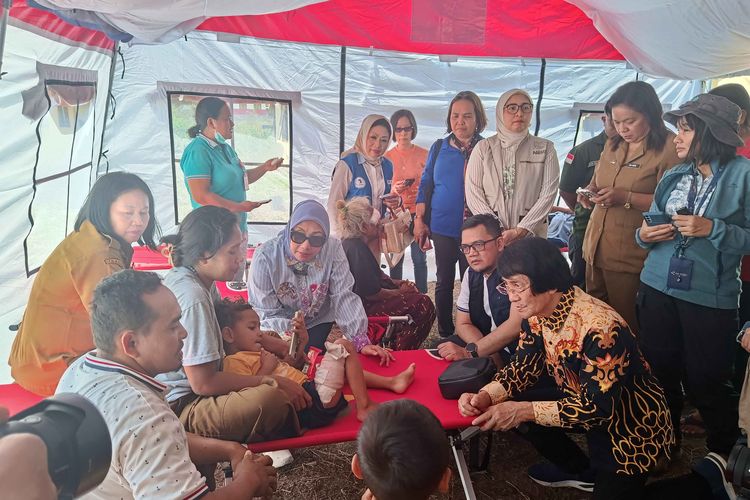 Menteri PPPA Bawa Kak Seto Temui Korban Gempa NTT di Labuan Bajo