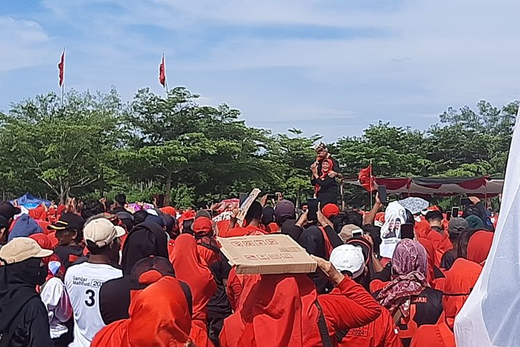 Calon presiden nomor urut 3 Ganjar Pranowo mengajak pengasuh masa kecilnya, Sri, untuk naik ke atas panggung saat berkampanye di Lapangan Expo, Lampung Selatan, Senin (22/1/2024).