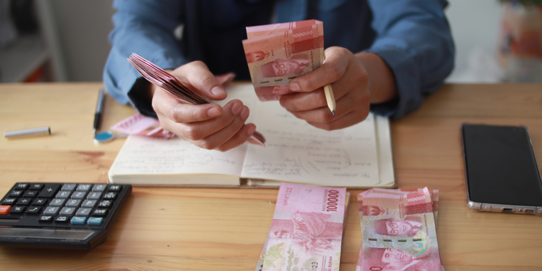 Ilustrasi uang. Tabel KUR BRI 2025. Tabel angsuran KUR BRI 2025. Tabel KUR BRI 2025 pinjaman 50 juta. KUR BRI 2025.