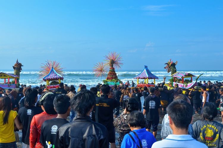 Ilustrasi Pantai Srandil di Cilacap, Jawa Tengah.