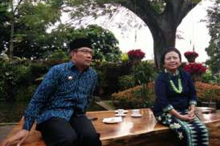 Wali Kota Bandung Ridwan Kamil saat berbincang bersama Anggota Komisi X DPR RI Popong Otje Djunjunan di Pendopo, Jalan Dalemkaum,  Selasa (6/12/2016). KOMPAS. COM/DENDI RAMDHANI