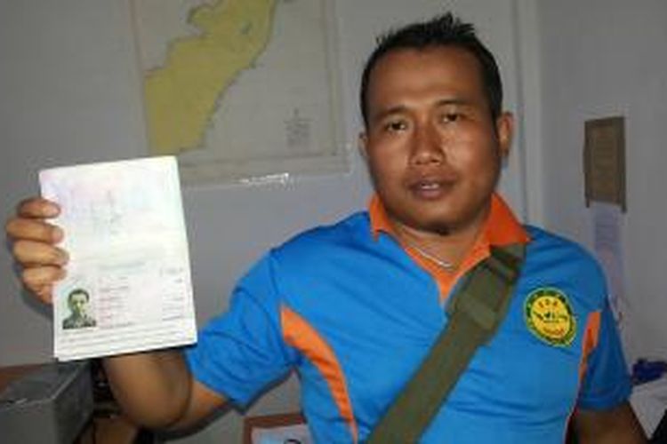 Humas Basarnas Manado Very Ariyanto menunjukkan paspor milik penumpang pesawat yang jatuh di perairan Minahasa Utara. Paspor itu ditemukan oleh nelayan.