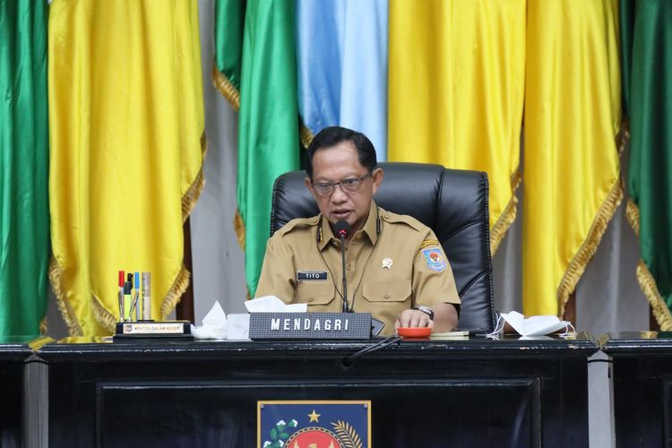 Mendagri Tito Karnavian saat memimpin Rapat Koordinasi Pengendalian Inflasi Daerah yang dirangkaikan dengan Pembahasan Antisipasi Cuaca Ekstrem Periode Idul Fitri1446 Hijriah di Gedung Sasana Bhakti Praja (SBP) Kantor Pusat Kementerian Dalam Negeri (Kemendagri), Jakarta, Senin (10/3/2025).