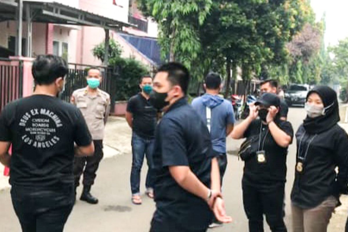 Sejumlah polisi yang sedang berada di depan rumah Nikita Mirzani, Rabu (15/6/2022). 