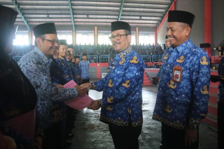 Bupati Cirebon Imron (tengah) saat memberikan SK kenaikan gaji berkala kepada salah satu guru PPPK di Cirebon, Jawa Barat, Rabu (29/11/2023).