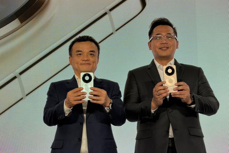 (kiri-kanan) CEO Huawei Device Indonesia Huiler Fan dan Edy Supartono selaku Senior Retail Manager Huawei Device Indonesia dalam acara peluncuran Huawei Mate 80 Pro, Jakarta Pusat, Kamis (16/4/2026).