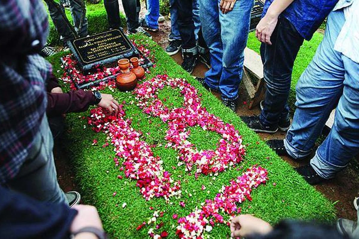 Sejumlah teman dan sahabat almarhum Raafi Aga Winasya Benjamin berziarah ke makam yang terletak di TPU Jeruk Purut, Jakarta Selatan, saat peringatan ulang tahun Raafi ke-18, Jumat (2/12).